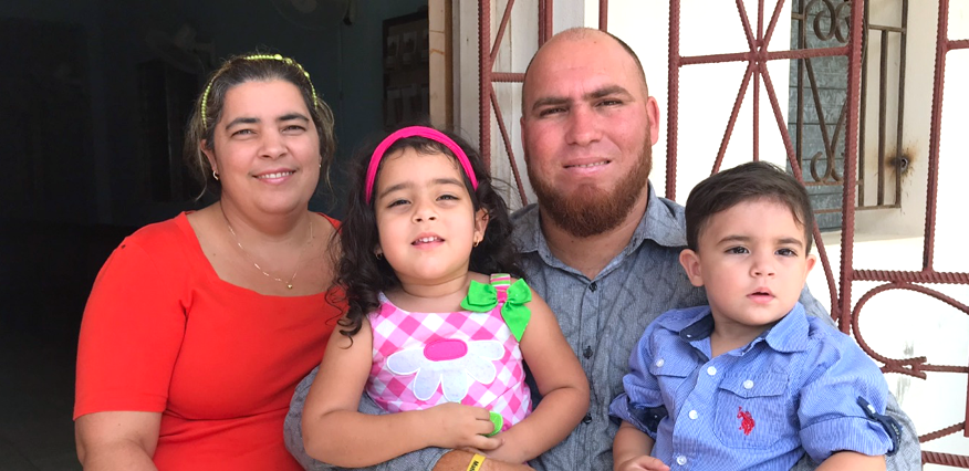 Jatniel and family in Cuba